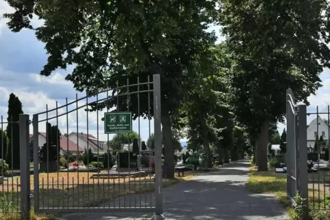 Auf dem Haßlocher Friedhof werden die Grabsteine überprüft. 