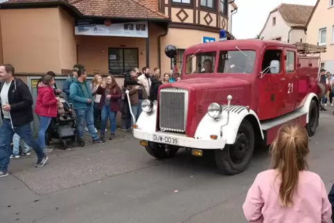 Auch die Feuerwehr ist beim Umzug dabei. 