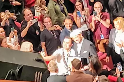 Hatte Zeit für Selfies mit den Fans im Kinosaal: John Travolta (mit weißer Baskenmütze). 