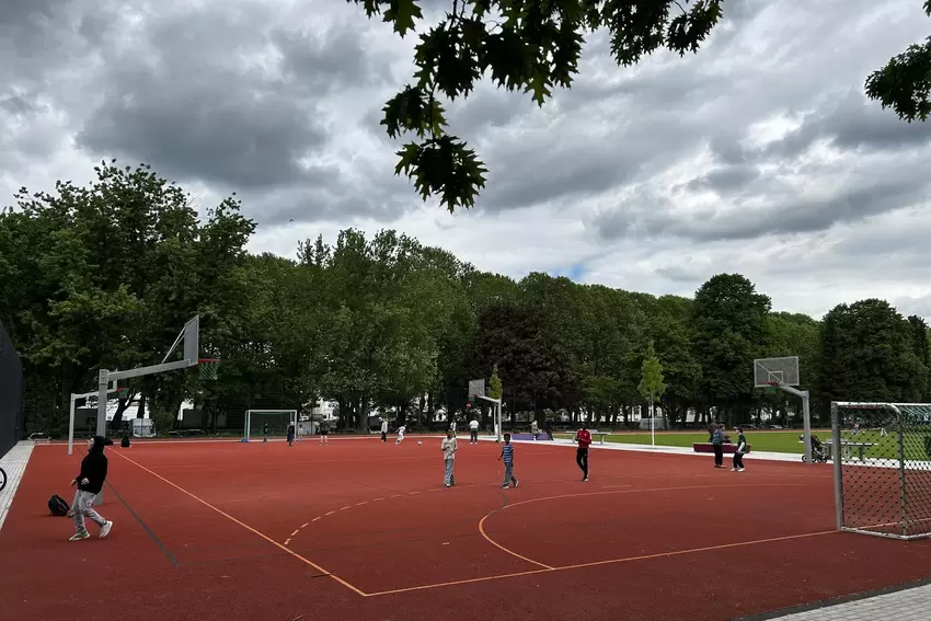 Das Basketballfeld.