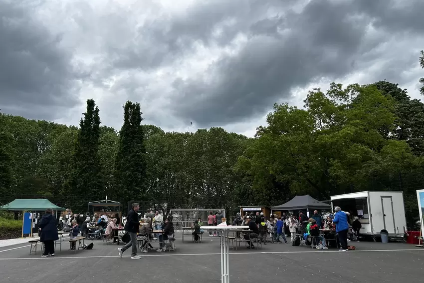 Zur Eröffnung kamen Besucher aus Zweibrücken, der Umgebung, dem Saarland und aus Frankreich.