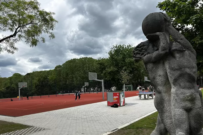 Ein Blick aufs neue Basketballfeld.