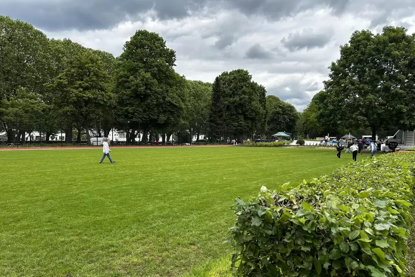 Auch eine große Wiese gehört zum neuen Park.