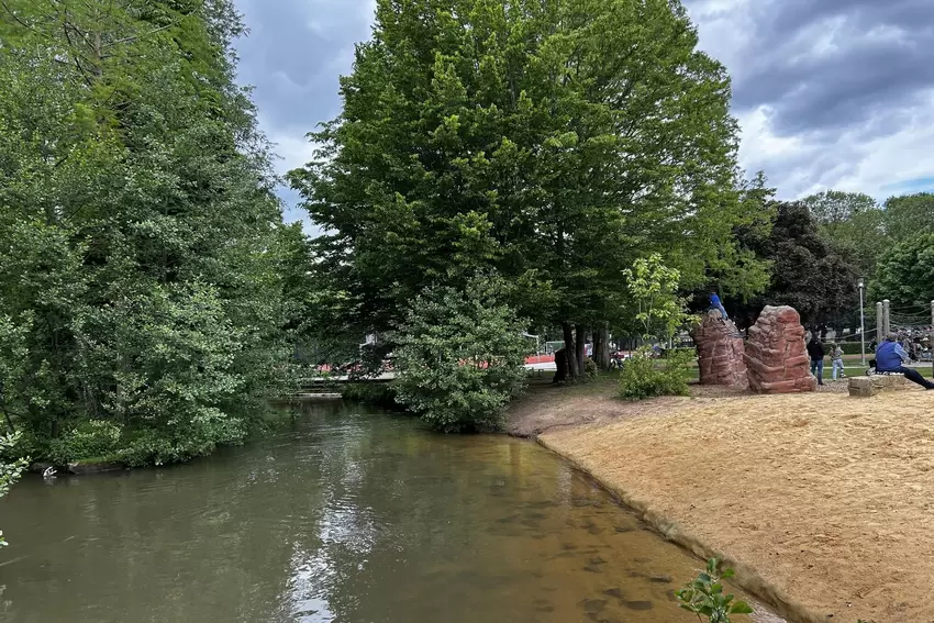 Der Wasserspielplatz mit Sandstrand.