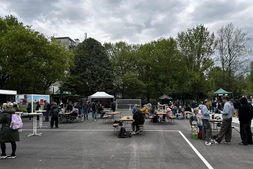 Zur Eröffnung gab es auch Essen, trinken und Musik.