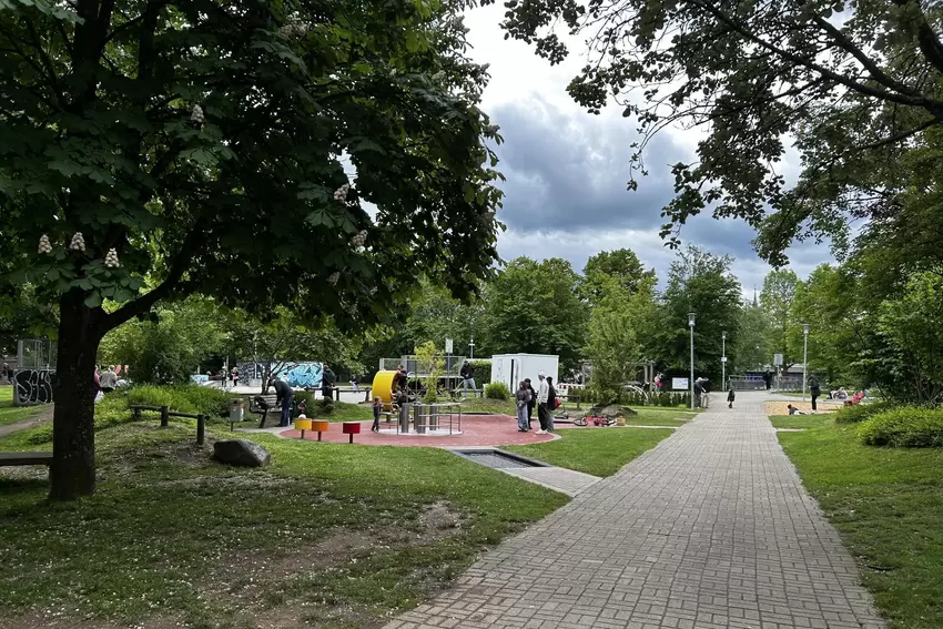 Zur Anlage gehört auch ein Spielplatz.