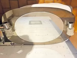 Badezimmerspiegel oval mit Beleuchtung Größe 100 cm mal 60 cm, Zustand wie neu für 60,00 € zu verkaufen.