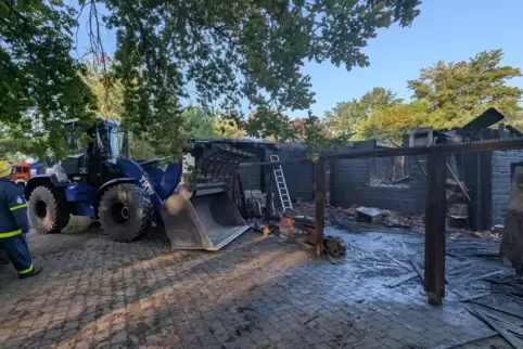 Räumarbeiten mit schwerem Gerät: Gaststätte „Paradies“ nach dem Brand. 