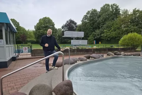 Am Montag startet das Bergbad in Heltersberg in seine 56. Saison. Im Kinderbecken – im Hintergrund ist das Sportbecken mit den 5