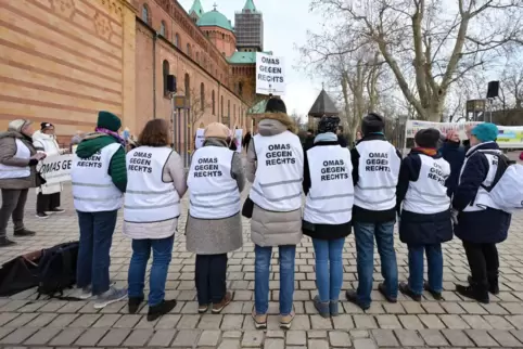 Bei einer Kundgebung vor dem Dom: Omas gegen Rechts aus Speyer. 