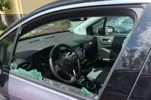 Die Täter schlugen Scheiben ein, um an ihre Beute zu kommen. 