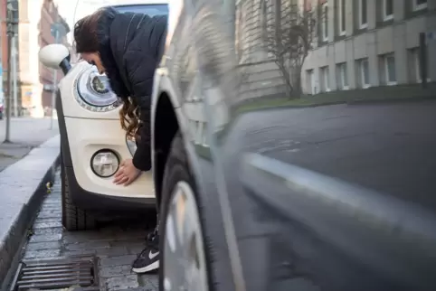 Beim Ein- und Ausparken kann ein Unfall schnell passieren. 