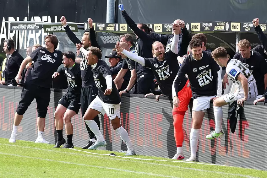 Abpfiff, der erlösende Moment: Die SV Elversberg steigt auf und spielt kommende Saison in der Bundesliga. Coach Vincent Wagner (
