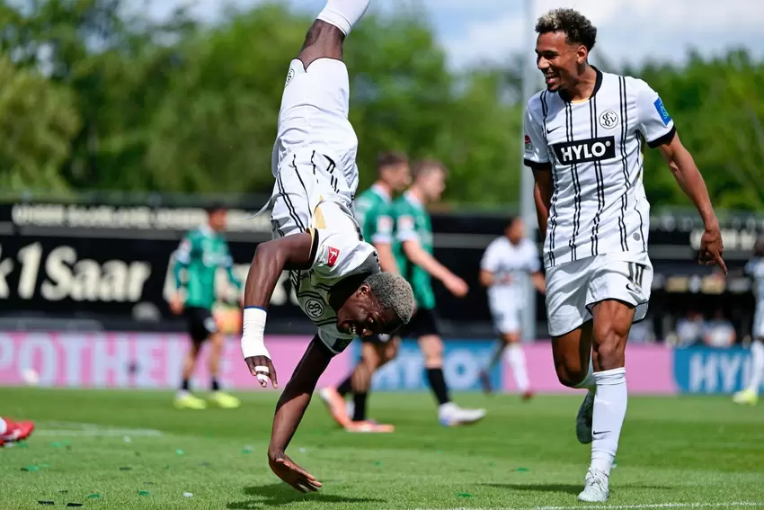 David Mokwa (links) schießt das 2:0 für die SVE