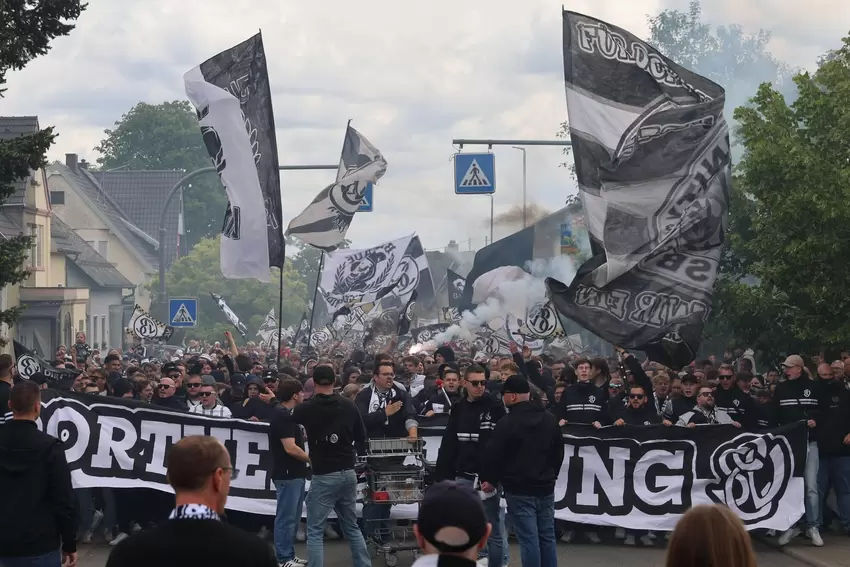 Die Fans der SVE ziehen zum Stadion.