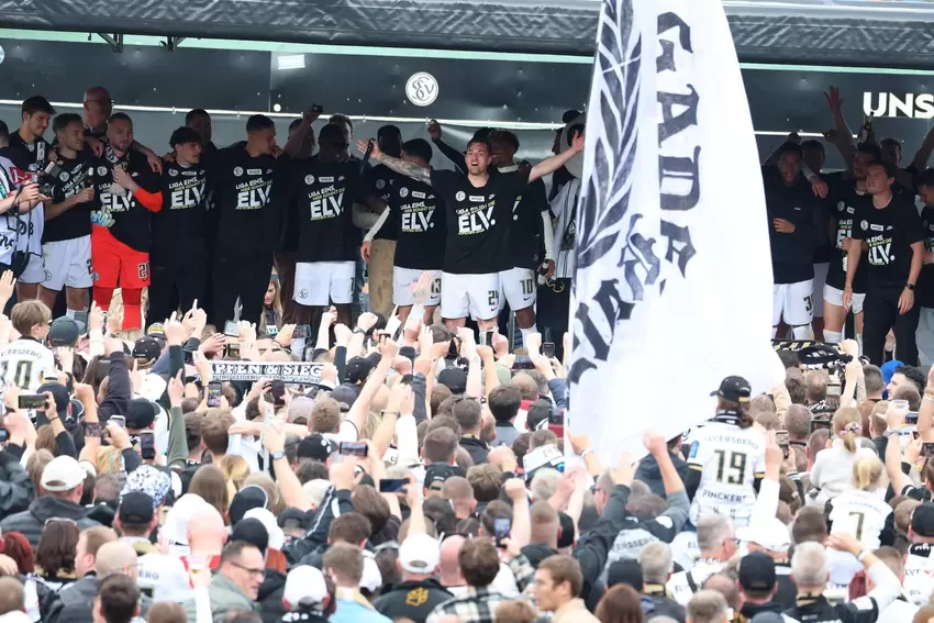 Die erste Party auf dem Platz, Team und Fans feiern den Aufstieg.