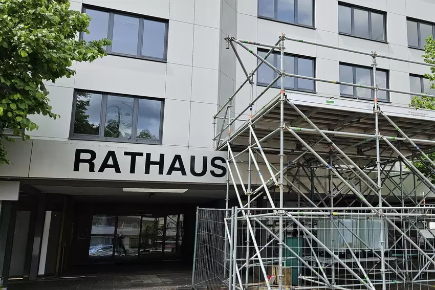 Das Rathaus hat einen provisorischen Balkon für den Aufstiegsempfang.
