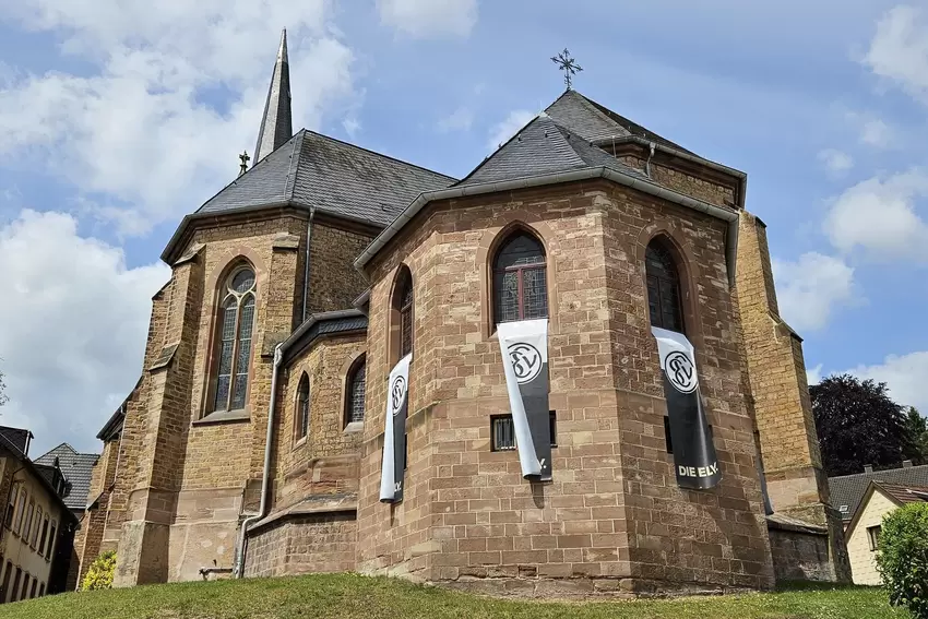 Beistand von oben: SVE-Banner an der katholischen Kirche.
