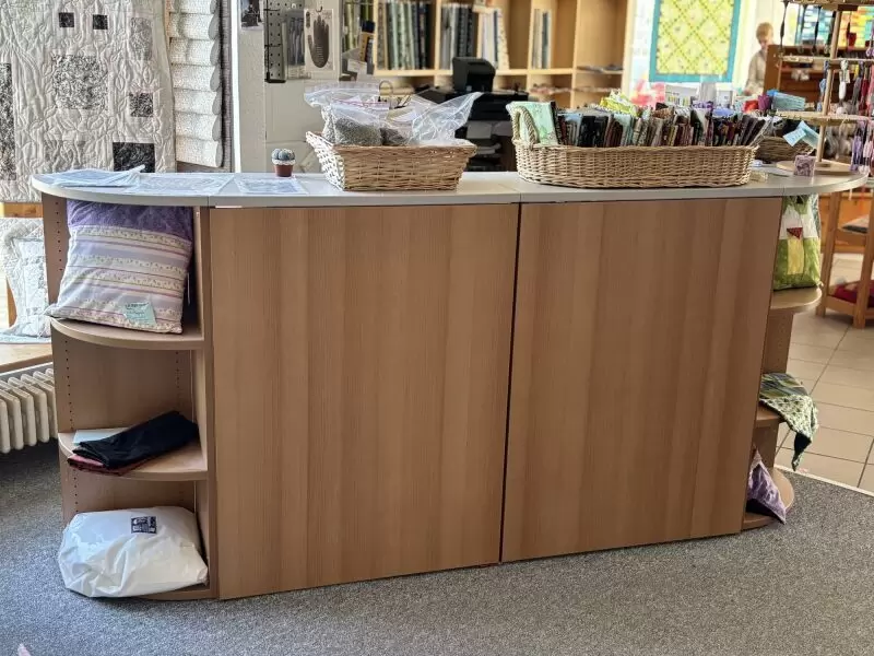 11250370_10_1 Große Ladentheke, vielseitig verwendbar als Kassen- oder Verkaufstresen; Korpus in Buche-Optik, Platte grau beschichtet; besteht
