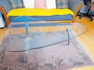 11250336_10_1 Wohnzimmer-Glastisch in Nierenform, neuwertig, Gr. 125 cm, Höhe 45 cm, für € 60 zu verkaufen.