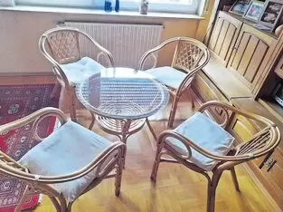 11250340_10_1 4 Sessel mit runden Glastisch, neuwertig, nur im Innern benutzt, für Terrasse zu verwenden. Kissen müssen evtl. ausgetauscht wer