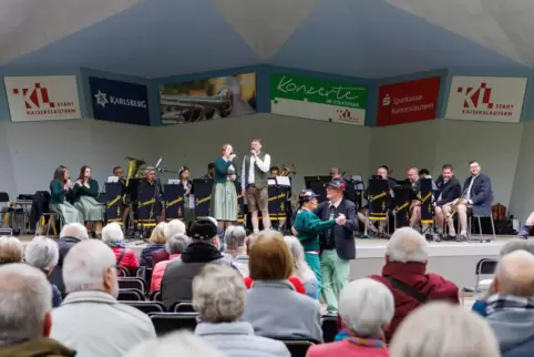 Mit ihrer Musik und ihrem Gesang hat die Blaskapelle Saaravanka das Publikum im Volkspark zum Mitklatschen und sogar zum Tanzen 