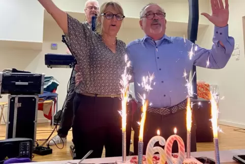 Kein Geburtstag ohne Kuchen: Bertrand Favray und Claudie Lemaitre, die Vorsitzenden der Freundeskreise in Waldfischbach-Burgalbe