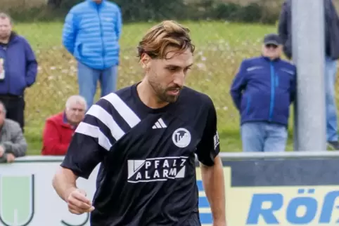 Sah kein gutes Spiel seiner Mannschaft in Bodenheim: Steinbachs Spielertrainer Daniel Ghoul, der ab der 69. Minute auch auf dem 