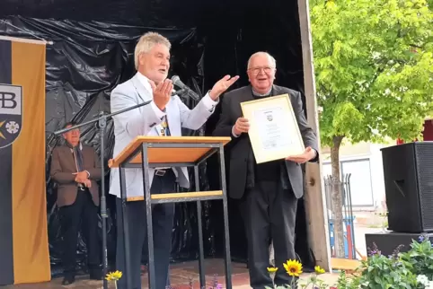 Der erst fünfte Ehrenbürger der Gemeinde: Otto Georgens (rechts). 