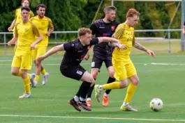 Bellheims Paul Zinser bedrängt Tim Dech (SVO).