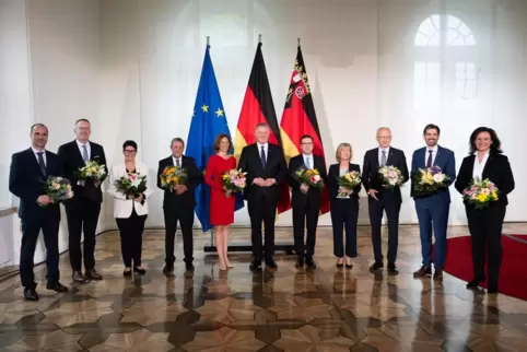 Gordon Schnieder (Mitte, CDU) und sein Kabinett (von links): Clemens Hoch (SPD), Michael Ebling (SPD), Christine Schneider (CDU)
