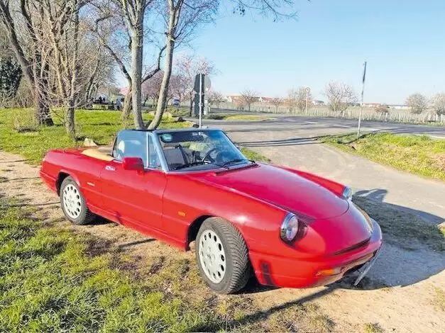 Aus gesundheitlichen Gründen müssen wir uns leider von unserem geliebten Alfa Romeo 2000 Cabriolet trennen. Das Schmuckstück wur