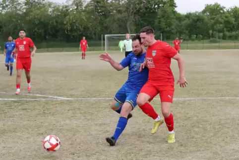 Die Kickers Neuhofen um Robin Hetterich (rechts) planen für die A-Klasse.