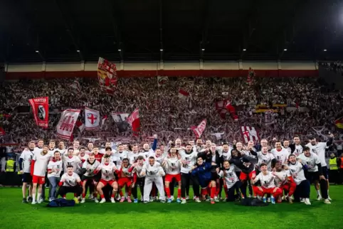 Der kollektive Schulterschluss mit den Fans fand schon vor dem Finale der Europa League statt: Freiburgs Mannschaft und die Anhä
