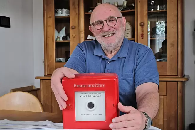 Helmut Kreiners Erinnerung an seine Zeit im Evangelischen: einen feuerroten, gusseisernen Brandmelder. Standesgemäß, sozusagen, Helmut Kreiners Erinnerung an seine Zeit im Evangelischen: einen feuerroten, gusseisernen Brandmelder. Standesgemäß, sozusagen,