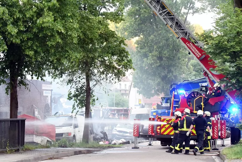 Montagabend, Talstraße in Hundheim: Seit Stunden wird gelöscht – und die Wehrleute sollten auch über Nacht und am Dienstag noch