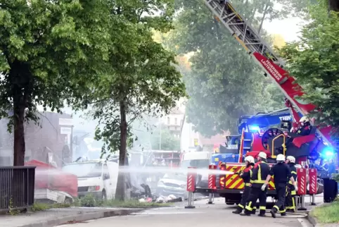 Montagabend, Talstraße in Hundheim: Seit Stunden wird gelöscht – und die Wehrleute sollten auch über Nacht und am Dienstag noch 