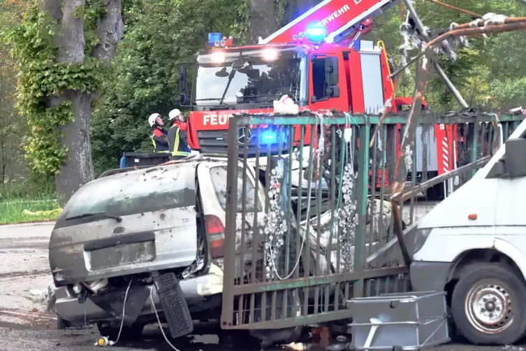 Fahrzeuge hin: inwieweit die auf und um den Platz versammelten Karossen schon vor dem Feuer schrottreif waren, wird sich kaum me