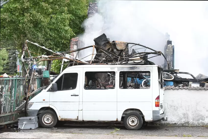 Den Transporter hat man noch schnell hinter die Mauer aufs Nachbargrundstück gerettet.