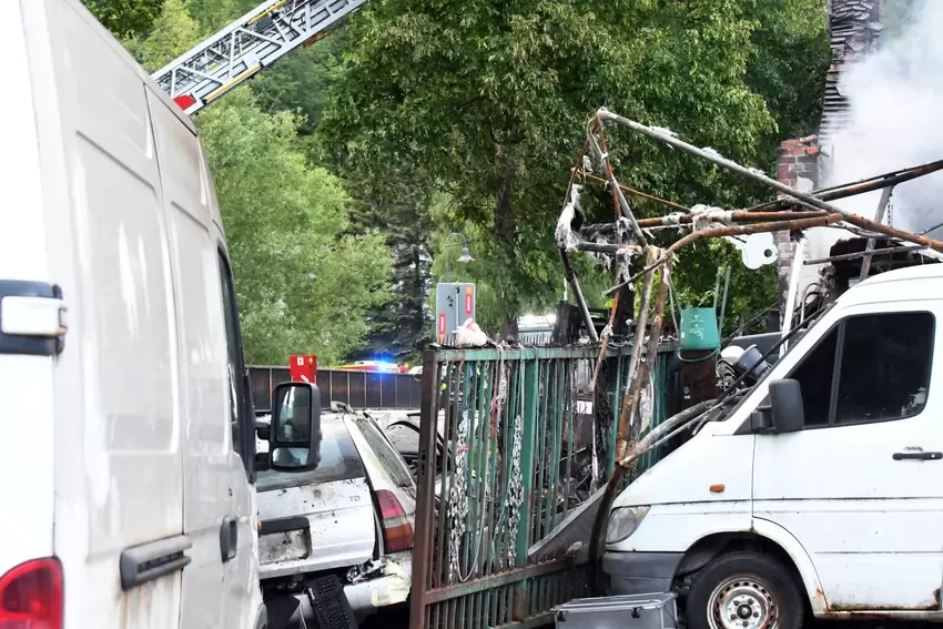 Ein zweiter weißer Sprinter ist ebenfalls in Mitleidenschaft gezogen. Wem sie gehören, war nicht zu erkennen.