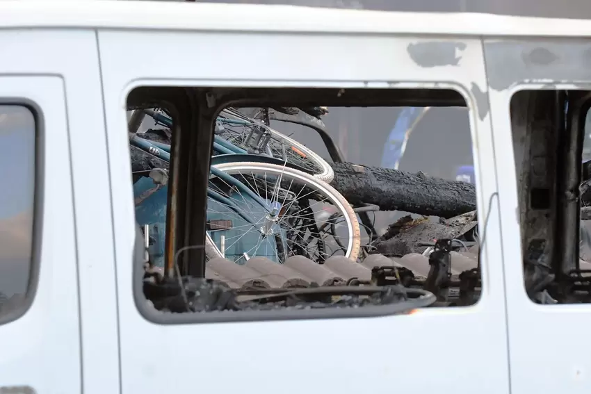 Und ein Blick durch die Fahrzeugfenster zeigt: Es gab auf dem Schrottplatz durchaus noch einige erhaltene Dinge.
