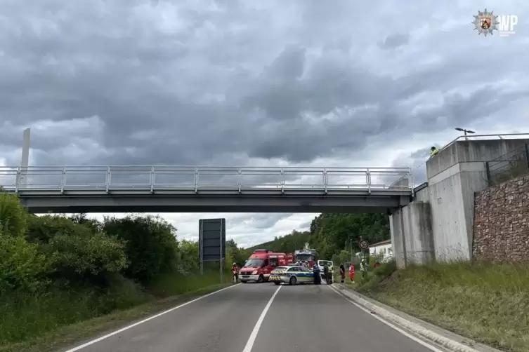 Ein Lastwagen, der einen Bagger geladen hatte, ist am Dienstag an der Fu&szlig;g&auml;ngerbr&uuml;cke &uuml;ber die B48 in Enkenbach-Alsenborn h&auml;ngen