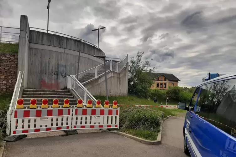 Der Treppenaufgang zur Fu&szlig;g&auml;ngerbr&uuml;cke &uuml;ber die B48 vom Edeka-/Aldi-Parkplatz in Enkenbach ist gesperrt. 