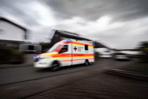 Ein Rettungswagen fährt zu einer Klinik