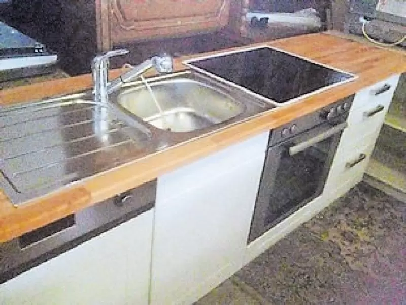 in ws als L oder Zeile alle Geräte, soft-close, Stabis, Edelstahl-Griffe(Hoch u.Hängeschränke nicht auf Bild) 2.890,-