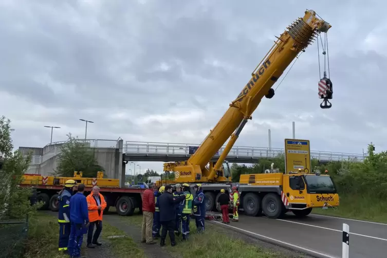 Mit einem Kran wollen die Helfer des Technischen Hilfswerks (THW) Kaiserslautern versuchen, die Br&uuml;cke wieder in ihre urspr&uuml;ngli