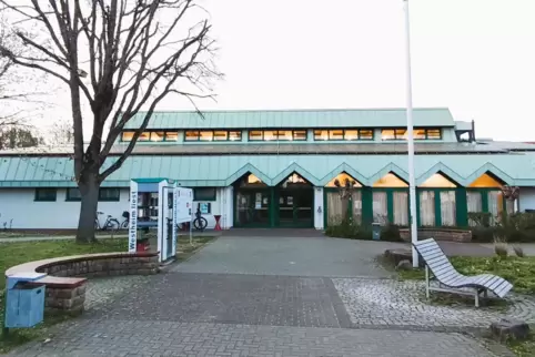 Der Ort des Geschehens: das Bürgerhaus in Westheim und sein Vorplatz. 