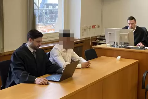 Der Angeklagte mit seinem Verteidiger auf der Anklagebank des Amtsgerichts Speyer. 