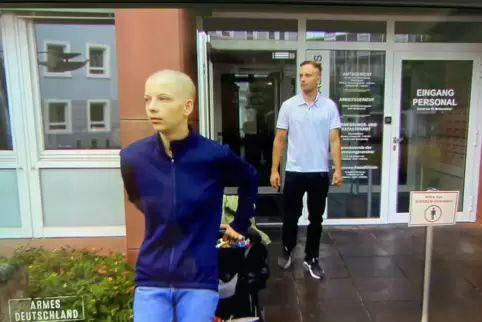 Angelique und Mike vorm Pirmasenser Amtsgericht in der RTL-II-Sendung „Armes Deutschland“. 