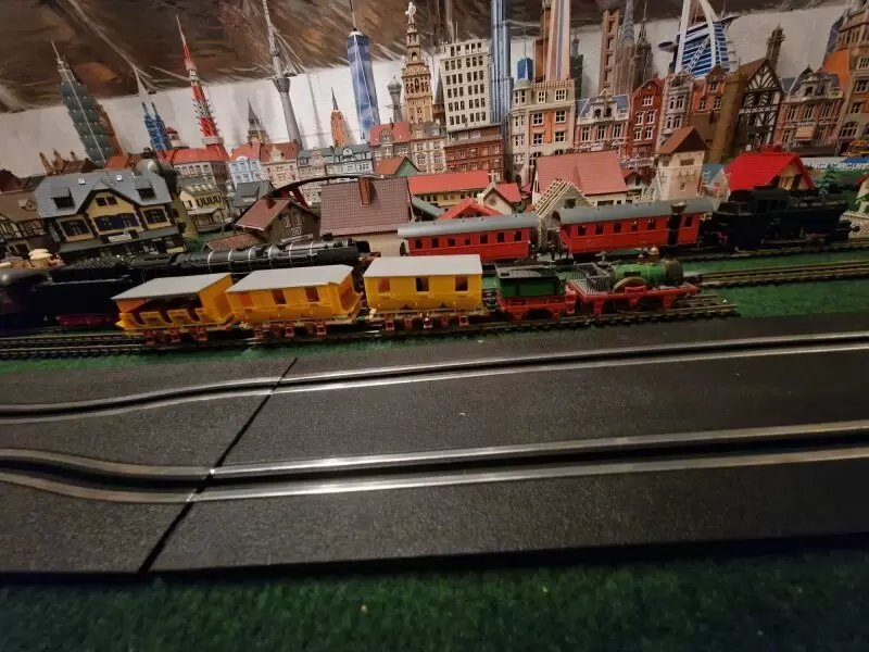 11250754_10_1 TRIX-Anlage mit Dampf-Personenzug, 2 Güterzüge, ADLER-Zug (defekt), 2 große Schienenkreise, elektr. Weichen, Kreuzungen, 2 Trafo